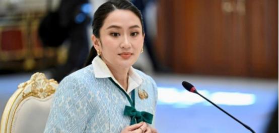现在又出了新情况，泰国前总理佩通坦，也就是那位被宪法法院停职的女总理，最近在曼谷