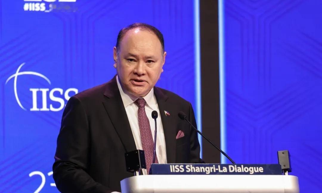 不查不知道，一查吓一跳！原以为中国制裁菲律宾这个胡说八道的防长就那么回事，没想到