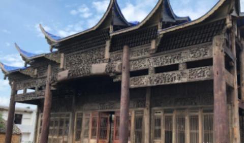 1982年老汉正在为全家建新房，给路过的乞丐盛了一碗肉吃，谁曾想乞丐竟说：“这新