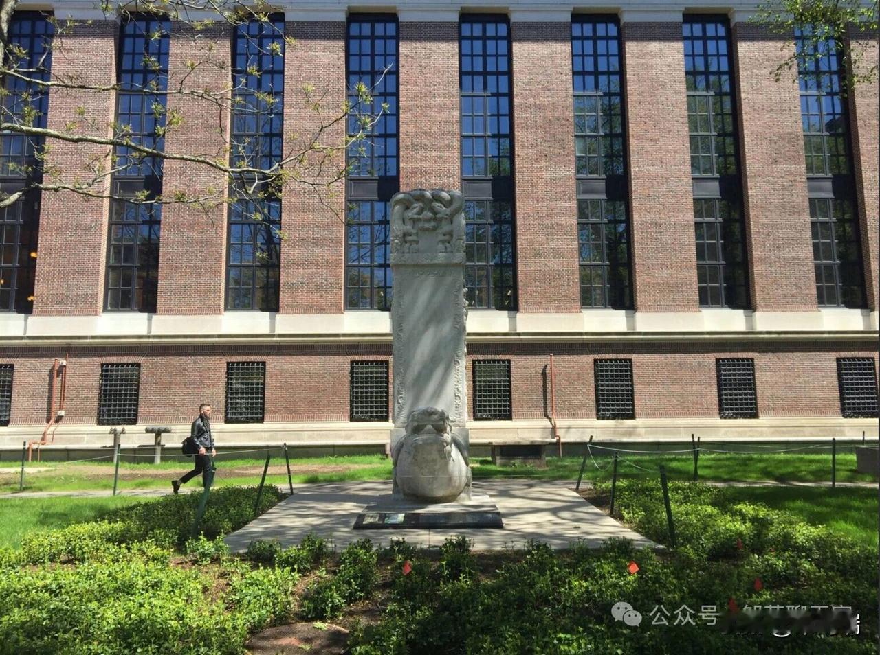 这座矗立在红砖建筑前的庞大石碑是位于美国哈佛大学（HarvardUnivers