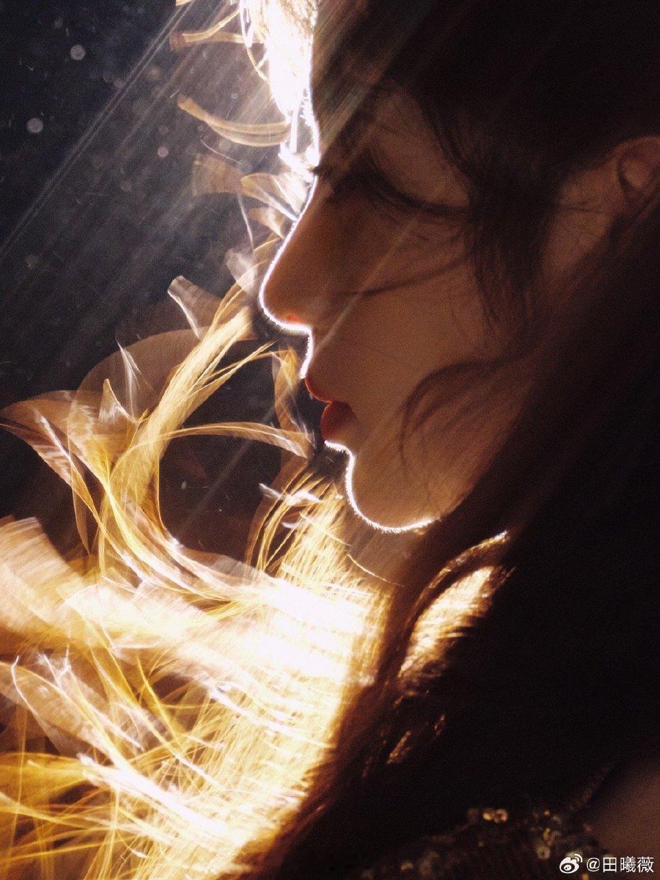 不是光打在了身上，是田曦薇在发光诶，好爱这几张光影图。星光大赏出图这次是高贵闪耀