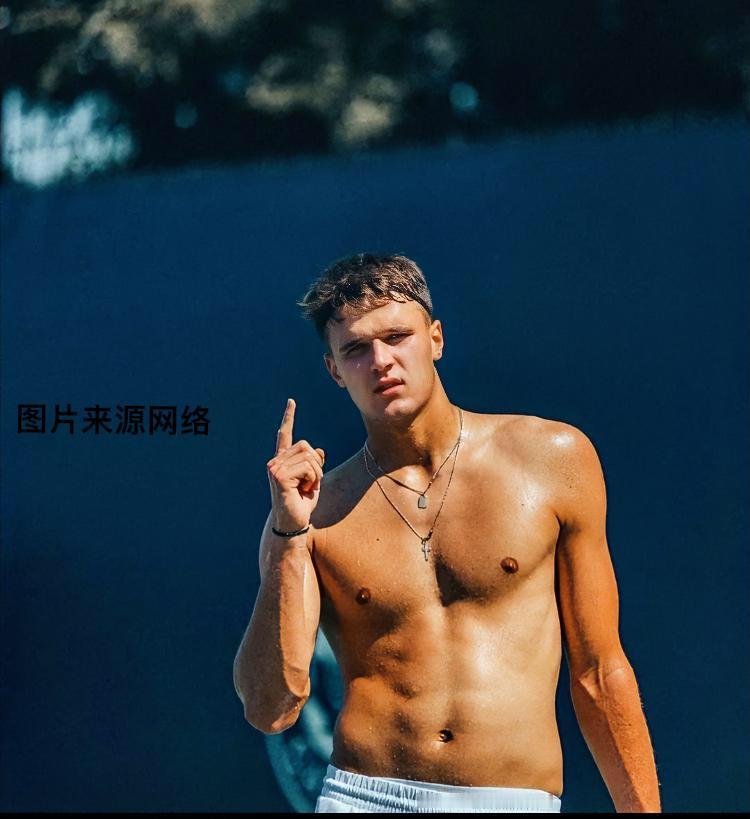 门希克晋级法网男单半决赛门希克在本赛季多哈曾2-1击败过辛纳，2025迈阿密决赛