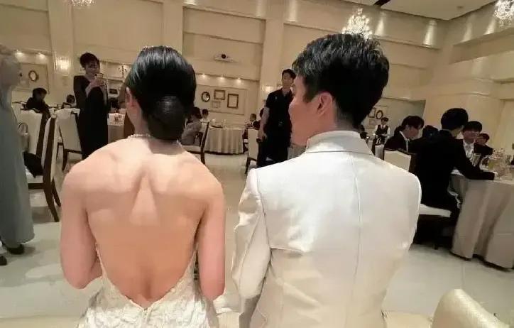 新娘捏碎苹果那一刻我隔着屏幕都听见果肉炸开的声音。新郎把话筒推给她自己往后缩半