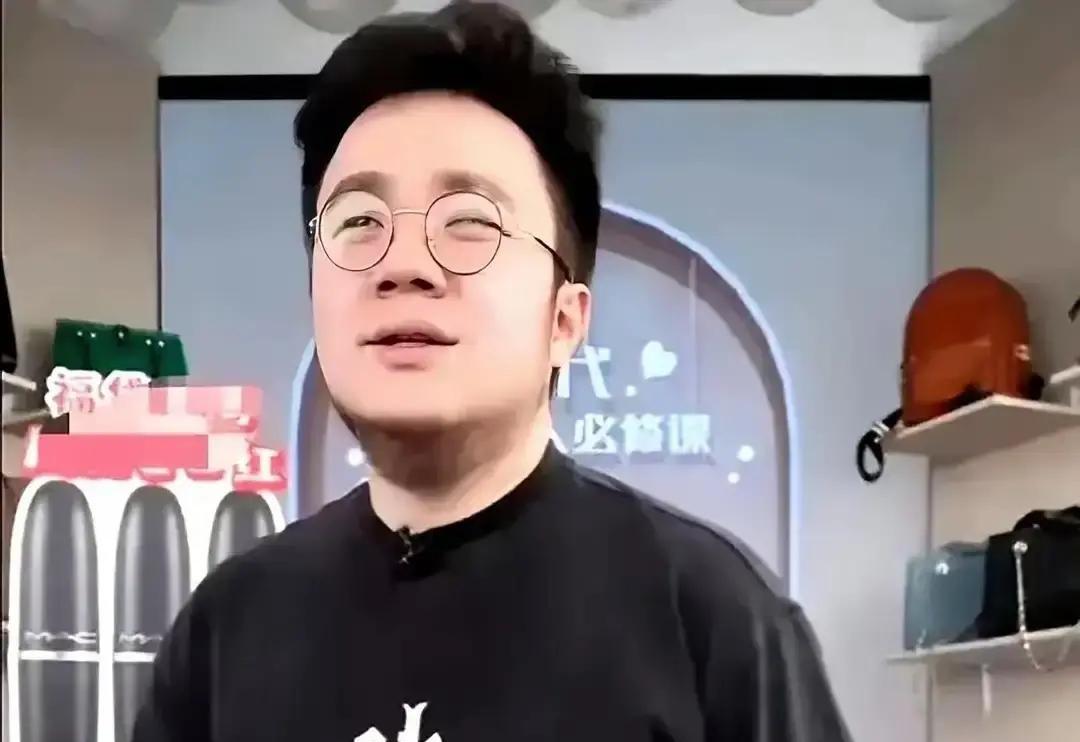 英达那场饭局，终于还是被爆出来了。他亲口承认，儿子巴图比他有出息。这话说得轻