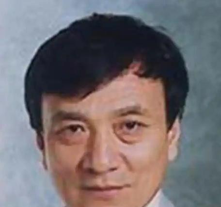 谁能想到昔日顽童获伟人高度评价？杨绍明年少统领一众伙伴玩耍，性情机敏果敢。毛主席