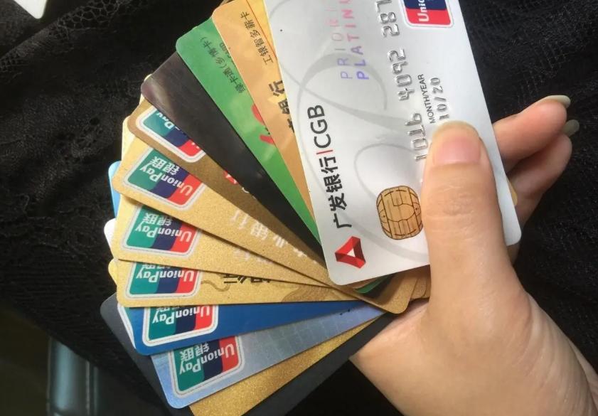 但凡今天信用卡欠款超过30万，单张额度超过5万的，用卡超过3年、5