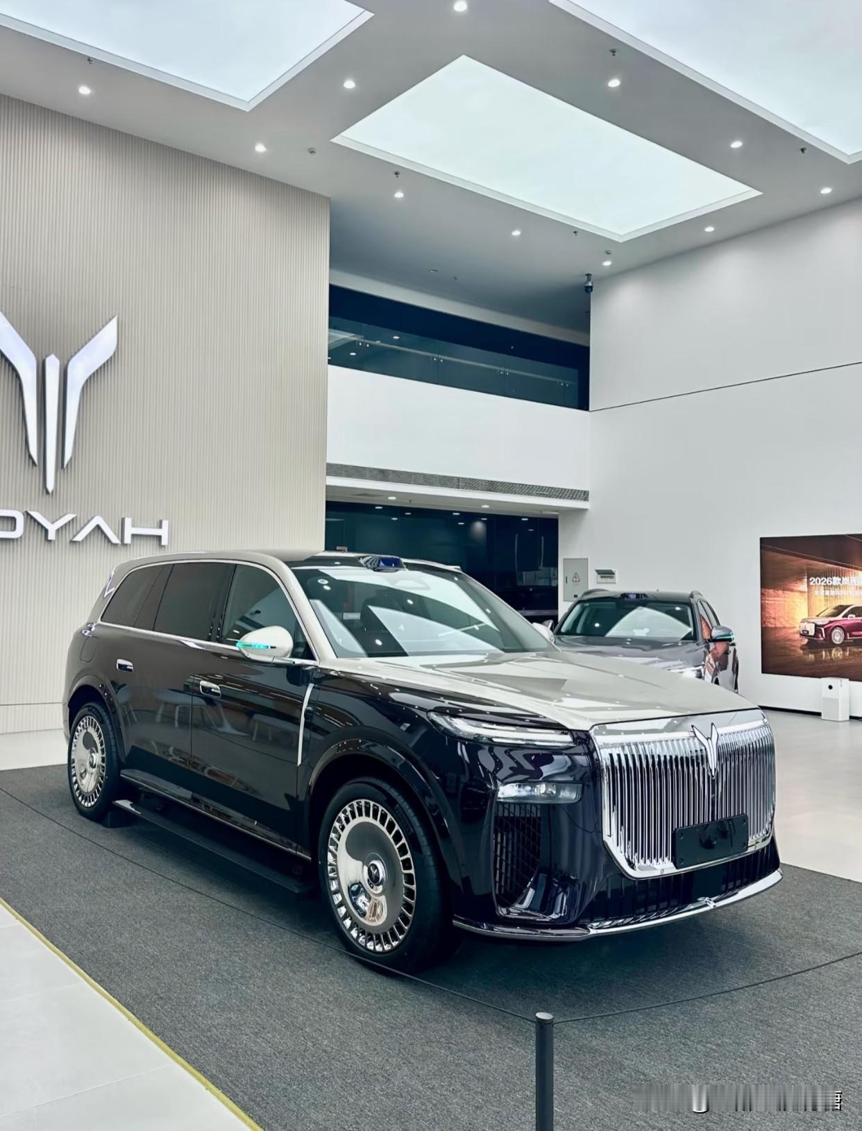 陪姑姐看大型SUV，试驾了岚图泰山和问界M9，现在正纠结选哪款。两款车都属华为系