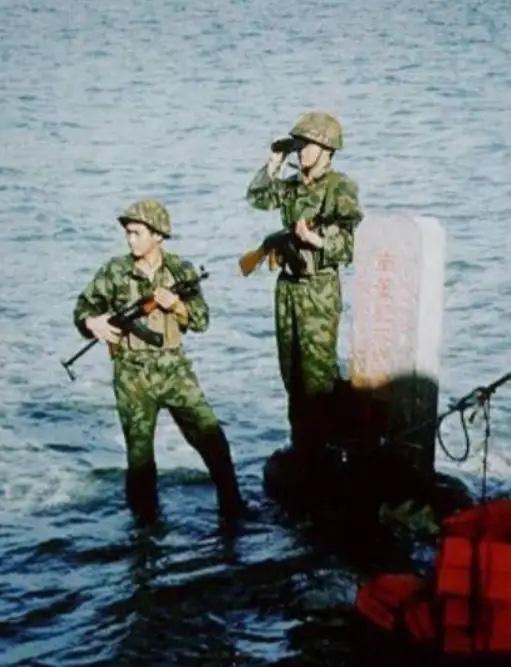 1990年，我国驻南薰礁的11名战士突然失联，后来派船过去查看，才发现11名战士