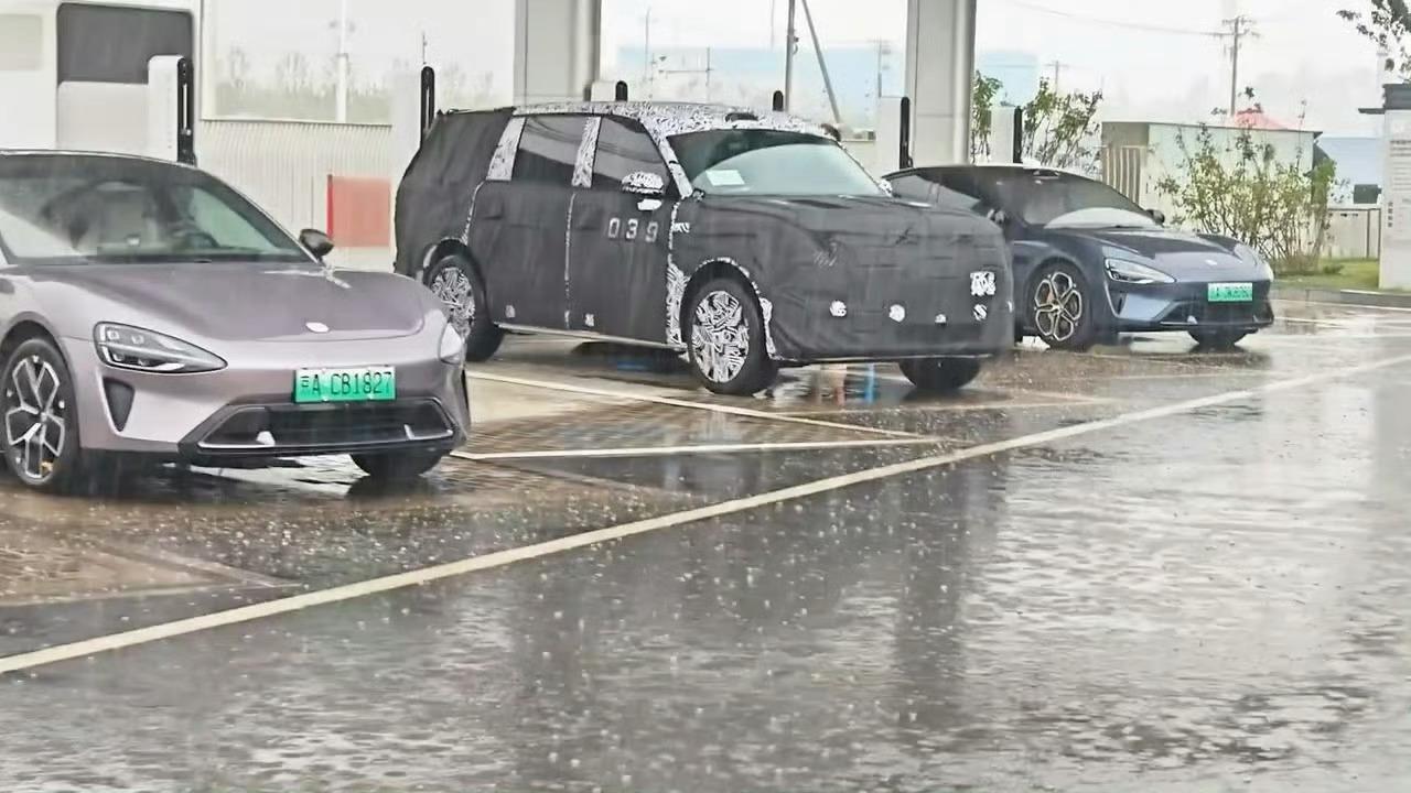 小米的第三辆车，这看着像大六座。不过造型不再低趴了，好奇这次会有什么新设计呢？你