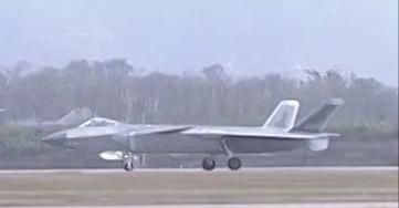 歼-20已经开始正式公开的在央视新闻频道的日常军事类新闻报道中出现了，而且同时确