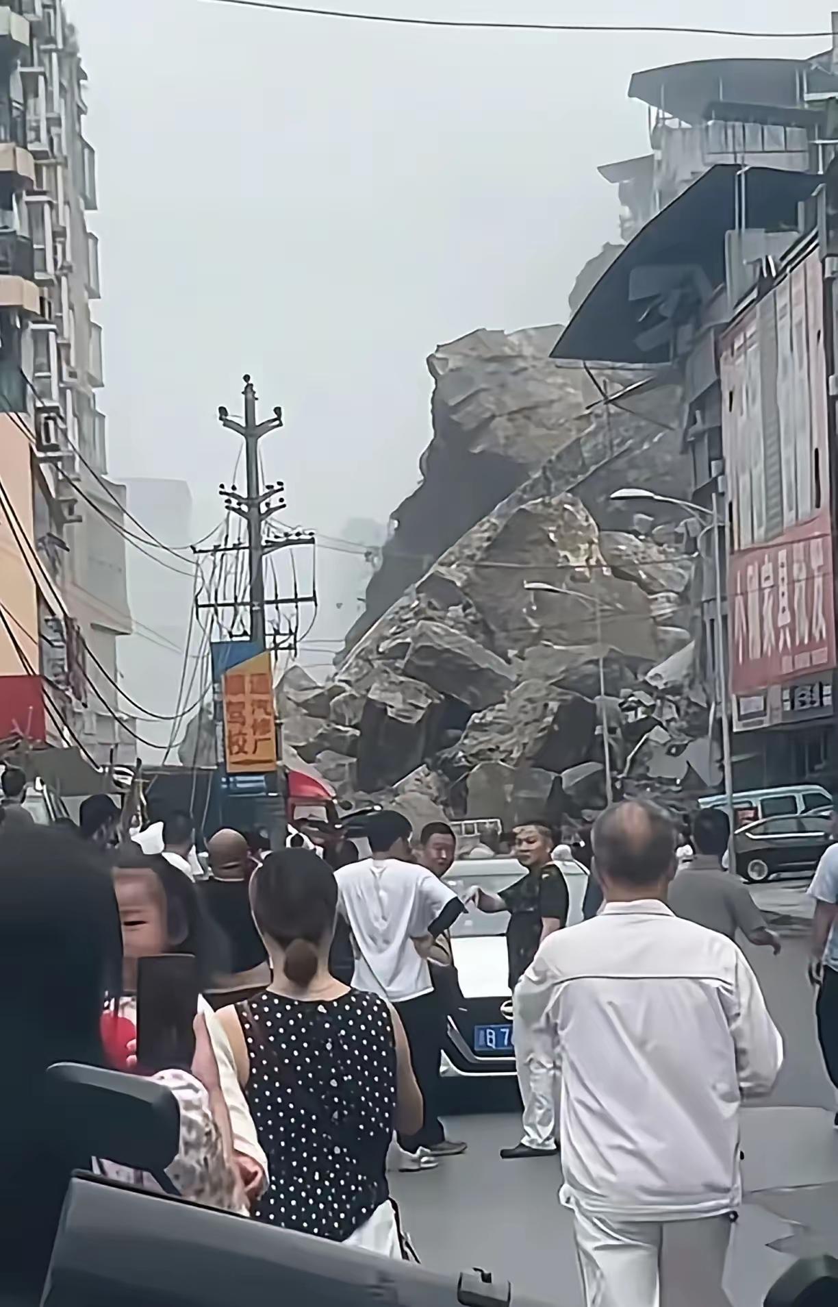 彭水山多，以前也听朋友说过小滑坡，但这么大面积、这么多楼被埋，还是第一回见。真