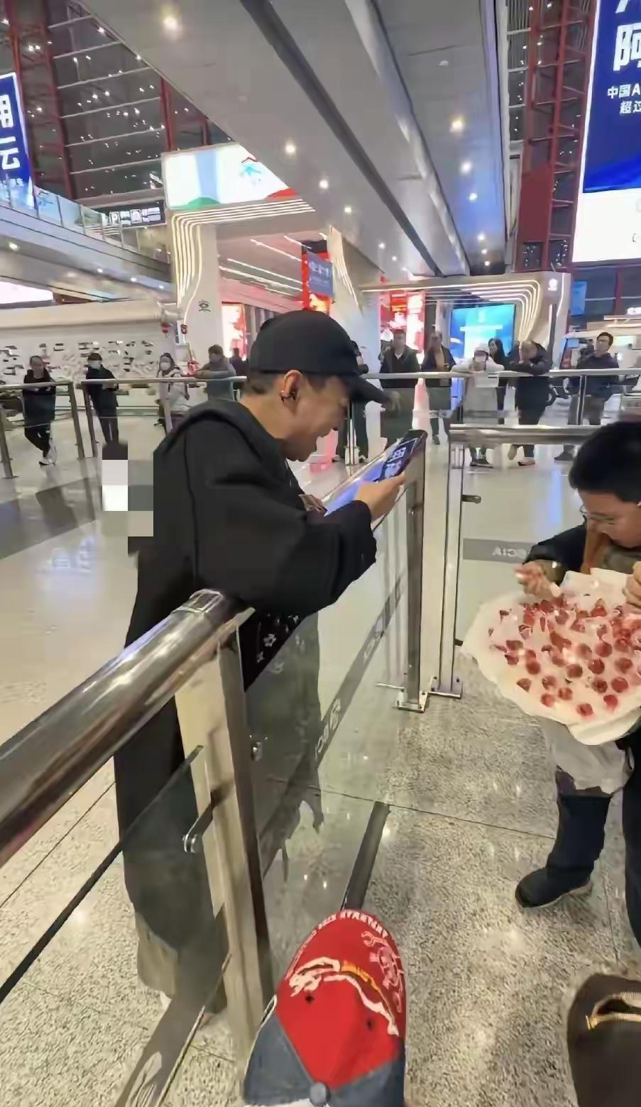 66岁的宋丹丹，在机场原地蹦跳、尖叫得像个小姑娘。这画面，戳中了多少人的心？