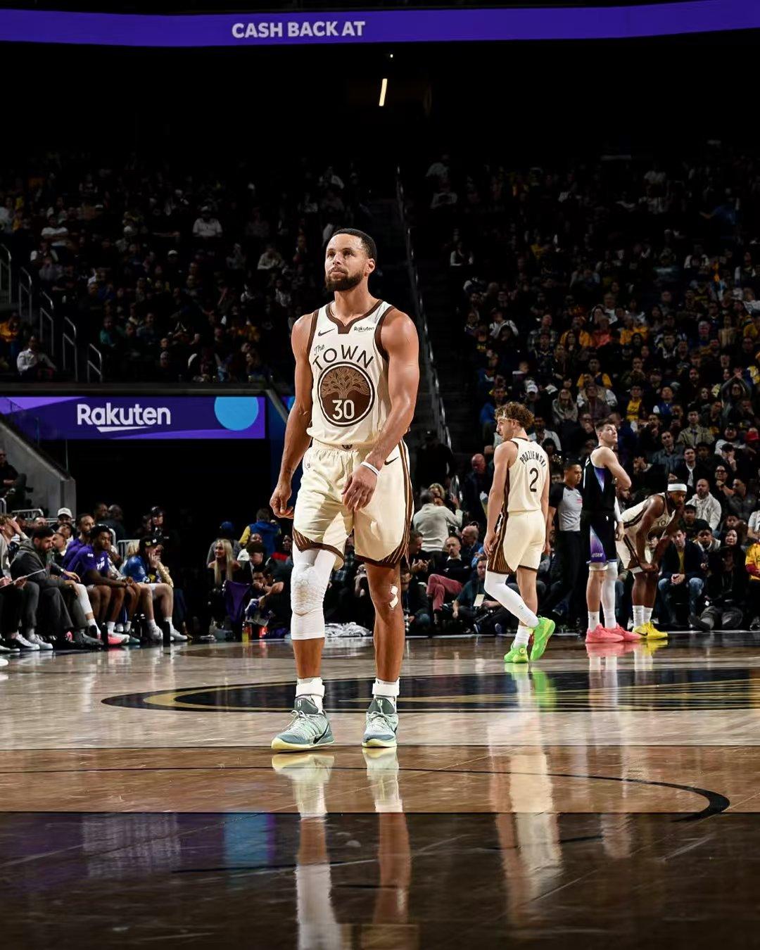 孤独的库里。即便库里单场命中12记三分，全场狂砍48分，还是不能带领勇士赢下开