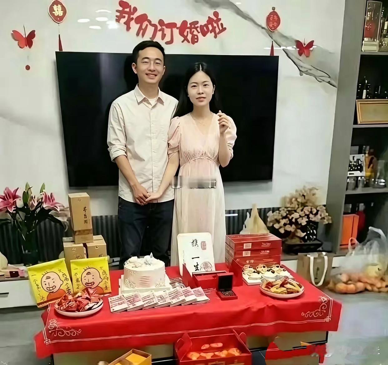 桌子上的钱和幸福指数成反比，你看看图中这两位，一个是发自内心的开心，另一个则是强