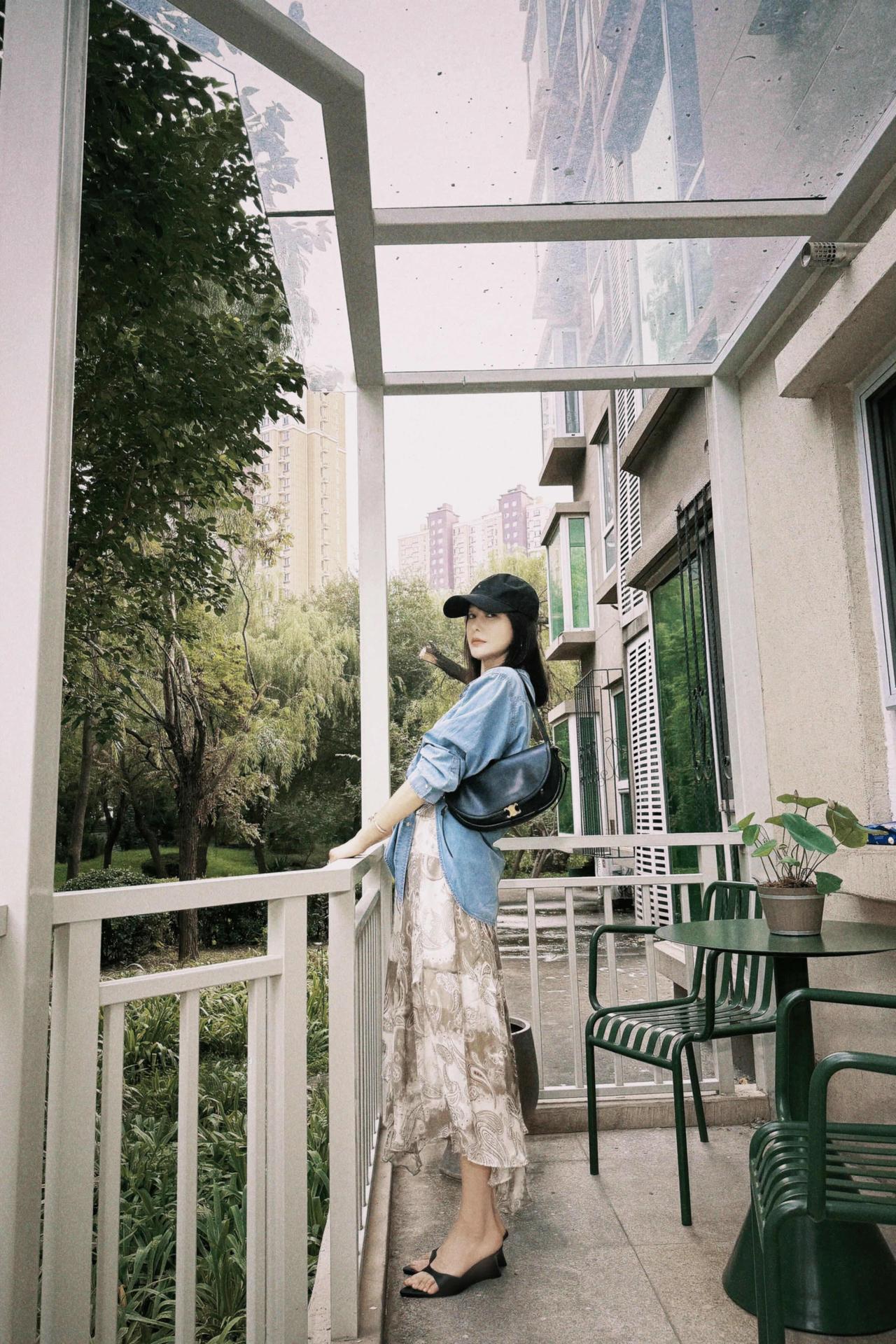秦岚早秋街拍，牛仔衬衫配碎花裙，刚柔并济超美！宽松的浅蓝色牛仔衬衫随性敞开，中和
