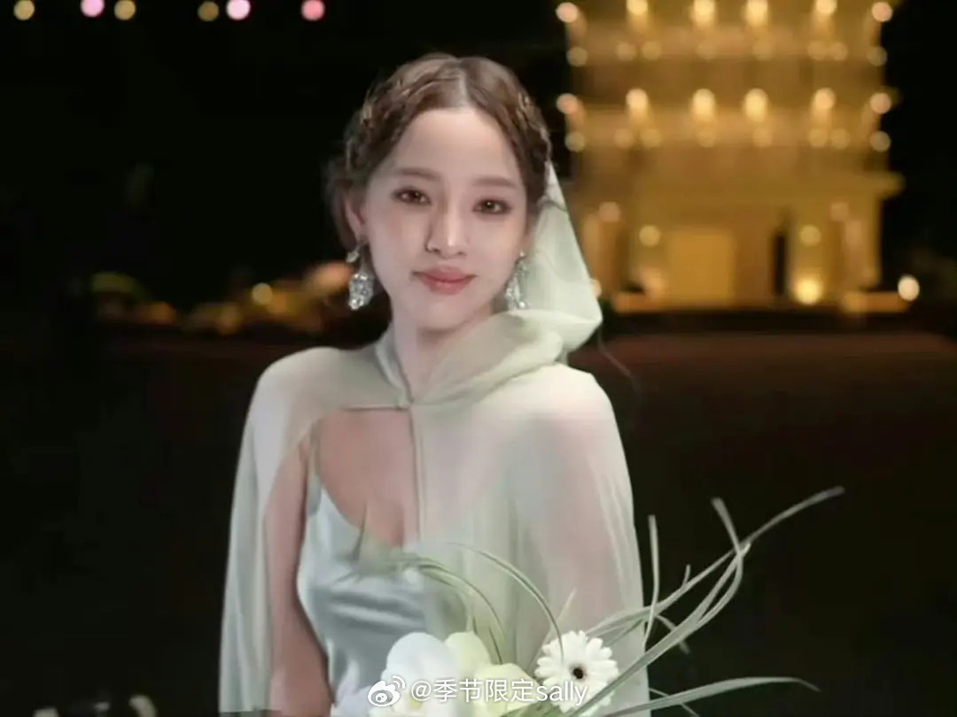 欧阳娜娜跑着走红毯手捧花光脚好灵动啊​​​