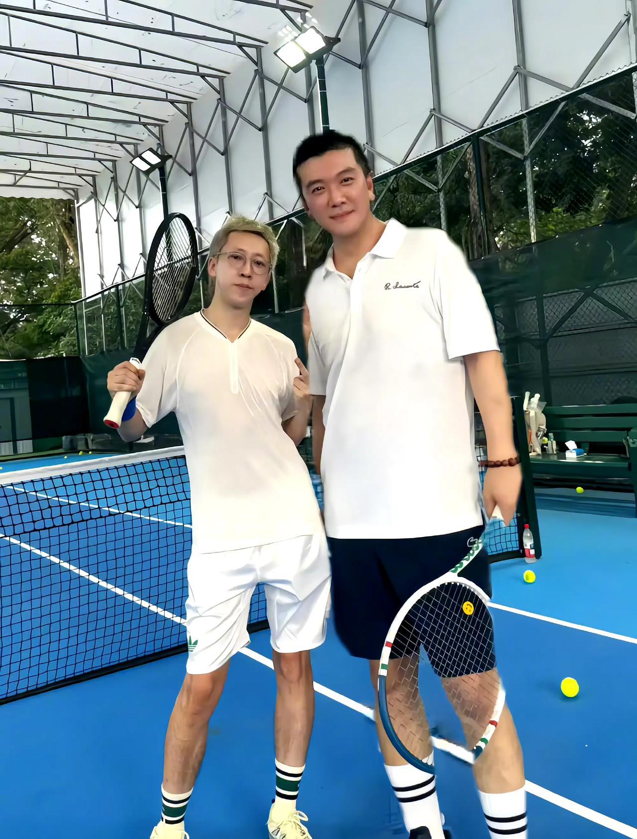 杨子发文晒两人合照给好友留几手庆生，没想到两人参加个15天的离婚节目相识，却成为