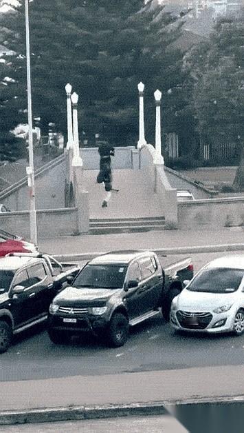 父子俩，合法的，六把枪。我看到这几个字的时候，真的愣住了。在那个号称全球枪支