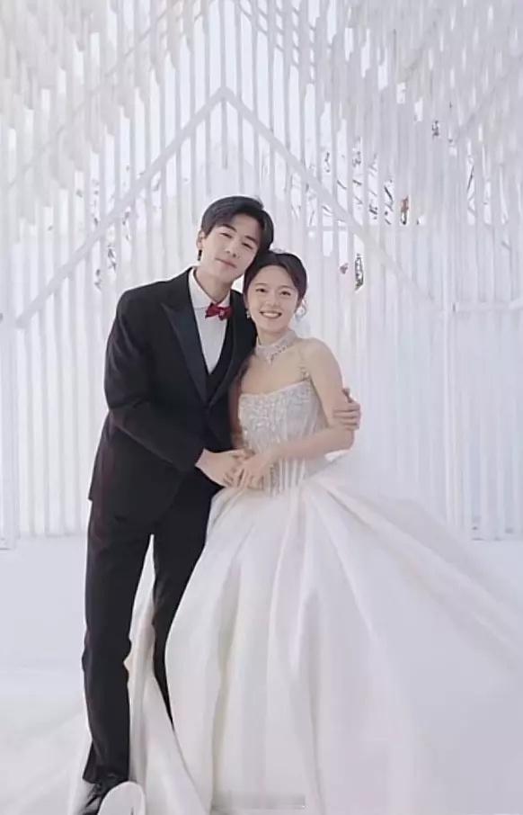 摄影师怎么把张凌赫和赵今麦拍成土墩子了​​​