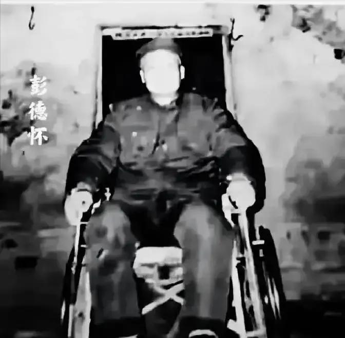 这才是晚年彭德怀的一张真实照片，他坐在轮椅上，无亲无友，孤孤单单，都是真实的容貌，不是演员扮演的。1