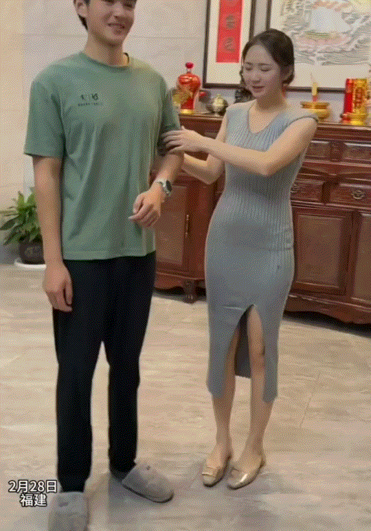 笑不活了，福建，一姐姐求了弟弟半天，让其帮她拍个过肩抱视频，结果弟弟答应后，与姐