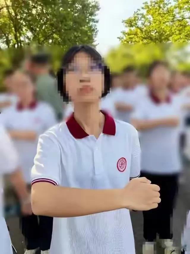 上海15岁女生军训第三天倒地后死亡，疑点重重，怪不得她的父母要讨个公道，是他们简