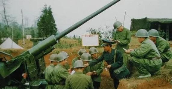 1987年5月的一个下午，我军一辆吉普车正在老山战线的后方，沿着坑坑洼洼的弹坑，