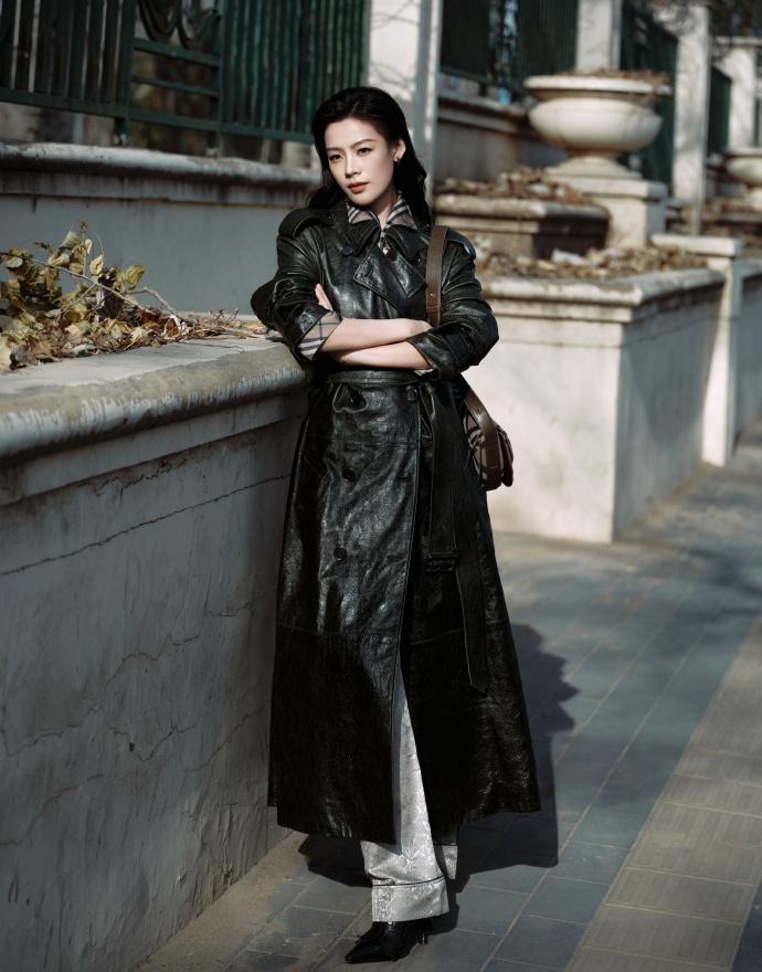 【陈丽君冬日公园写真】“秋意渐浓，出发冬日。”@陈丽君_点绛唇皮衣造型好酷啊！