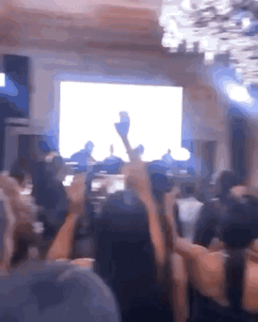 哈登是不是“恐婚”啊！？近日哈登与女朋友一起去参加朋友的婚礼，在新娘扔手捧花