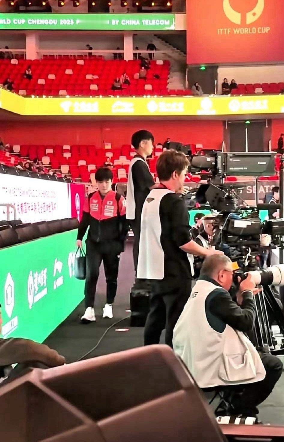 张本智和硬刚主持人？12月5日晚日本队对阵韩国队，入场时张本智和站在妹妹张本美和