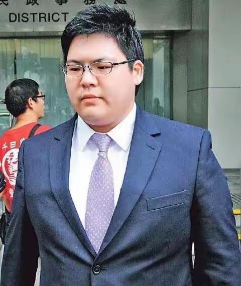 向华强还有个小儿子叫向佑，常年被贴上“败家子”“不成器”的标签，在公众面前几乎没