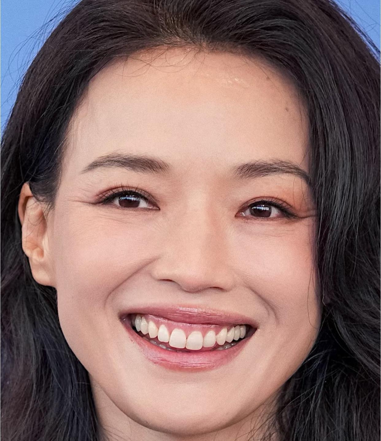 不是牙是牙龈呀，年近50岁的她是怎么敢咧嘴就笑呢？而且是面对着高清镜头，皮