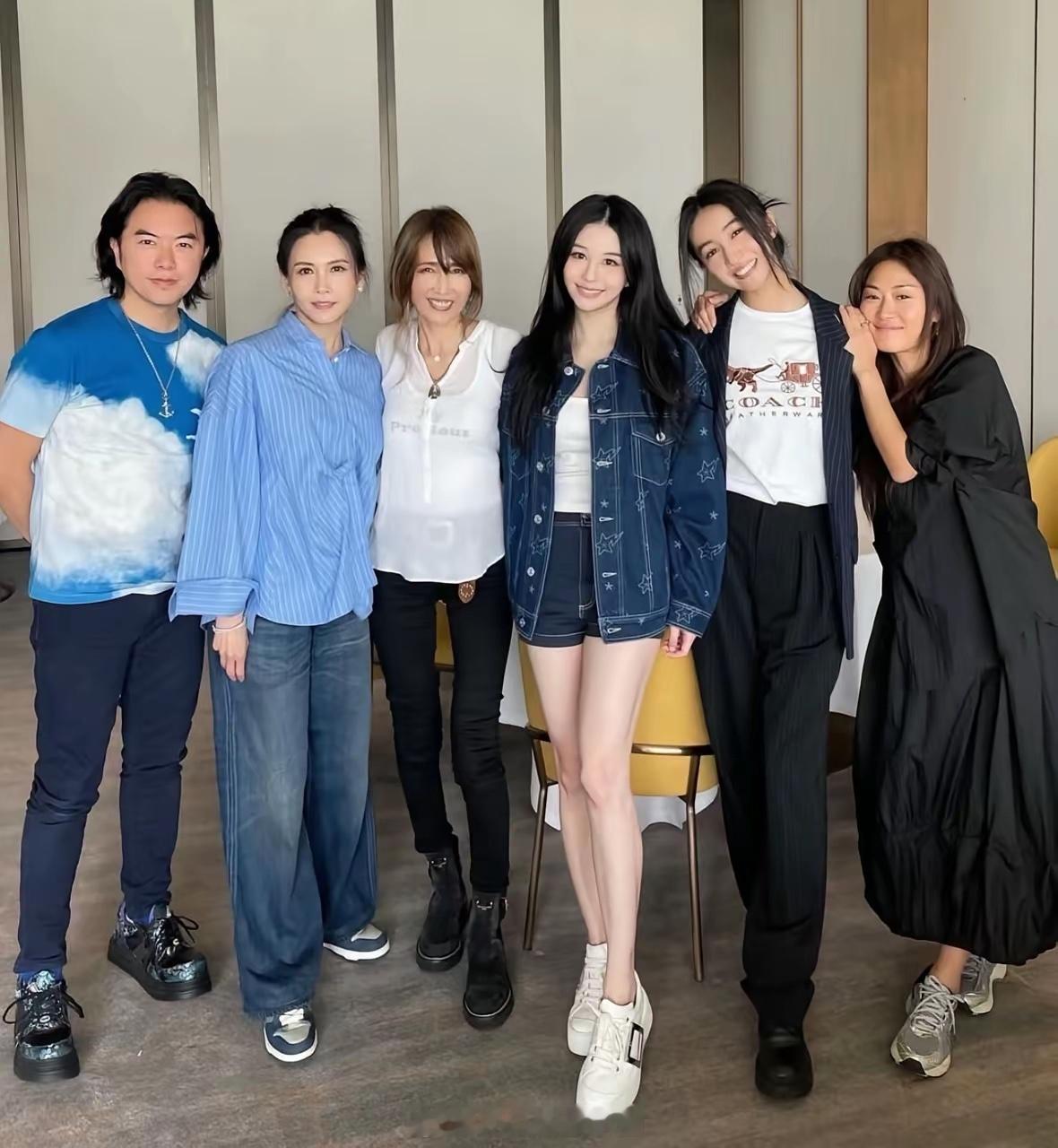 工藤静香带女儿木村光希去香港玩，邱淑贞带着女儿沈月接待，四个人同框好养眼啊！