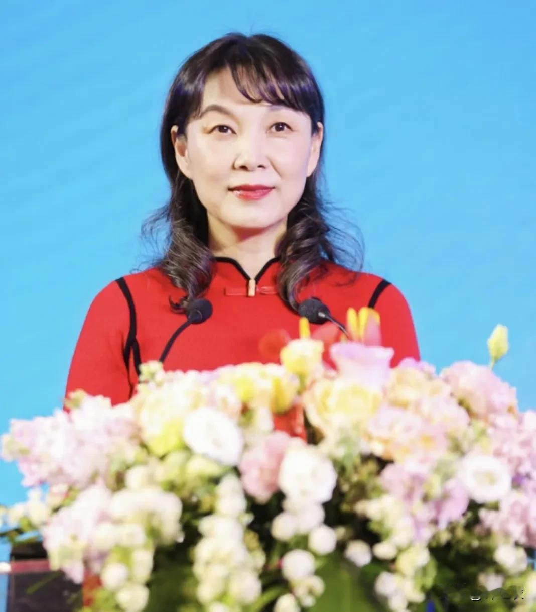 有网友说；我是律师，光看这些天的新闻杜建英一方就有几个巨大的bug，1.口头