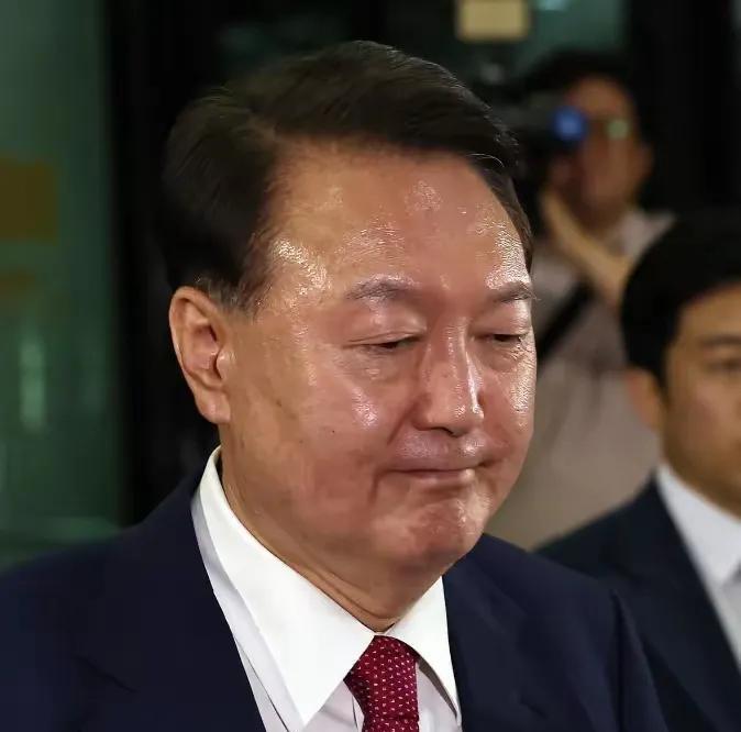 韩国检方已经定下来了，准备向法院进行申请，强制执行逮捕令的签发。这意味着尹锡悦总