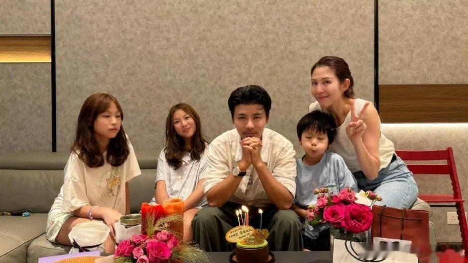 张晋晒全家福庆51岁生日，女儿像妈妈了​​​