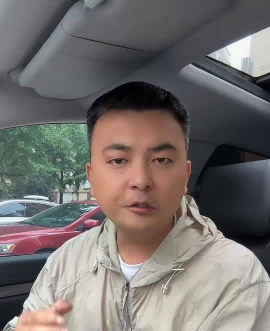 近日，两男子开空调在车上睡觉，两人全部窒息身亡。老铁们，你们有没有开着空调在