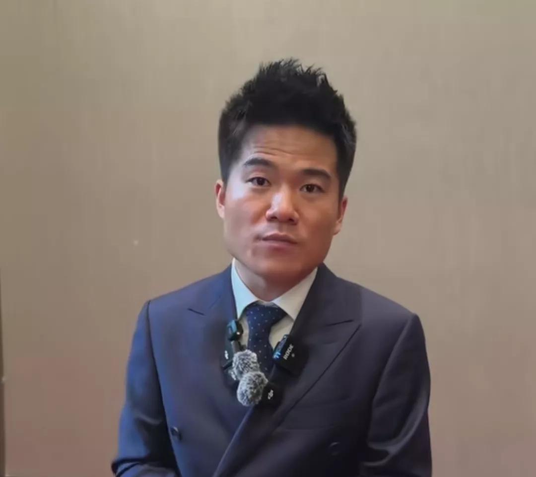 恭喜董宇辉获得优秀直播间奖，昨晚凌晨还在北京，今天下午就现身合肥参加大会，有朋友