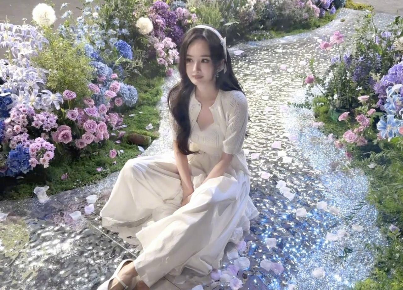 今天是杨幂的生日，她满40周岁了，终于知道她为啥总喜欢穿少女风装扮了，原来是心里