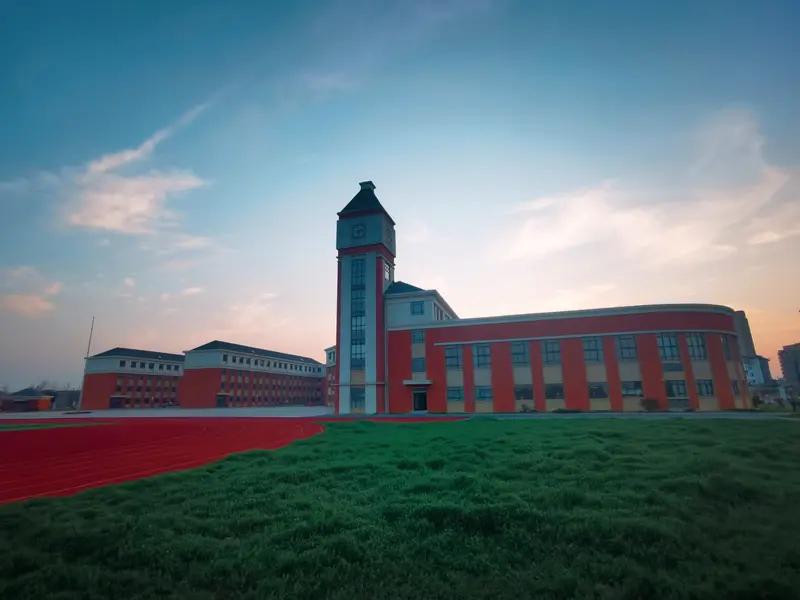 在公办学校当校长，很多光环其实都是平台给的。生源好、经费足、政策稳、老师强。