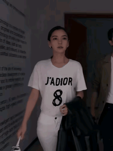 穿白色牛仔裤的杨颖