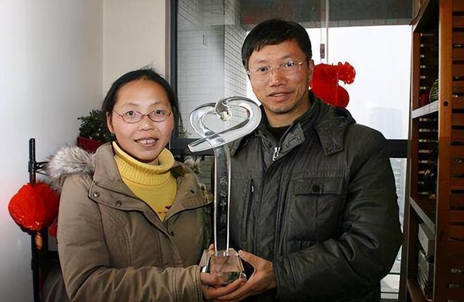 2001年，一老师去康定支教，他在上面喊得嗓子都哑了，孩子们却在下面交头接耳，气
