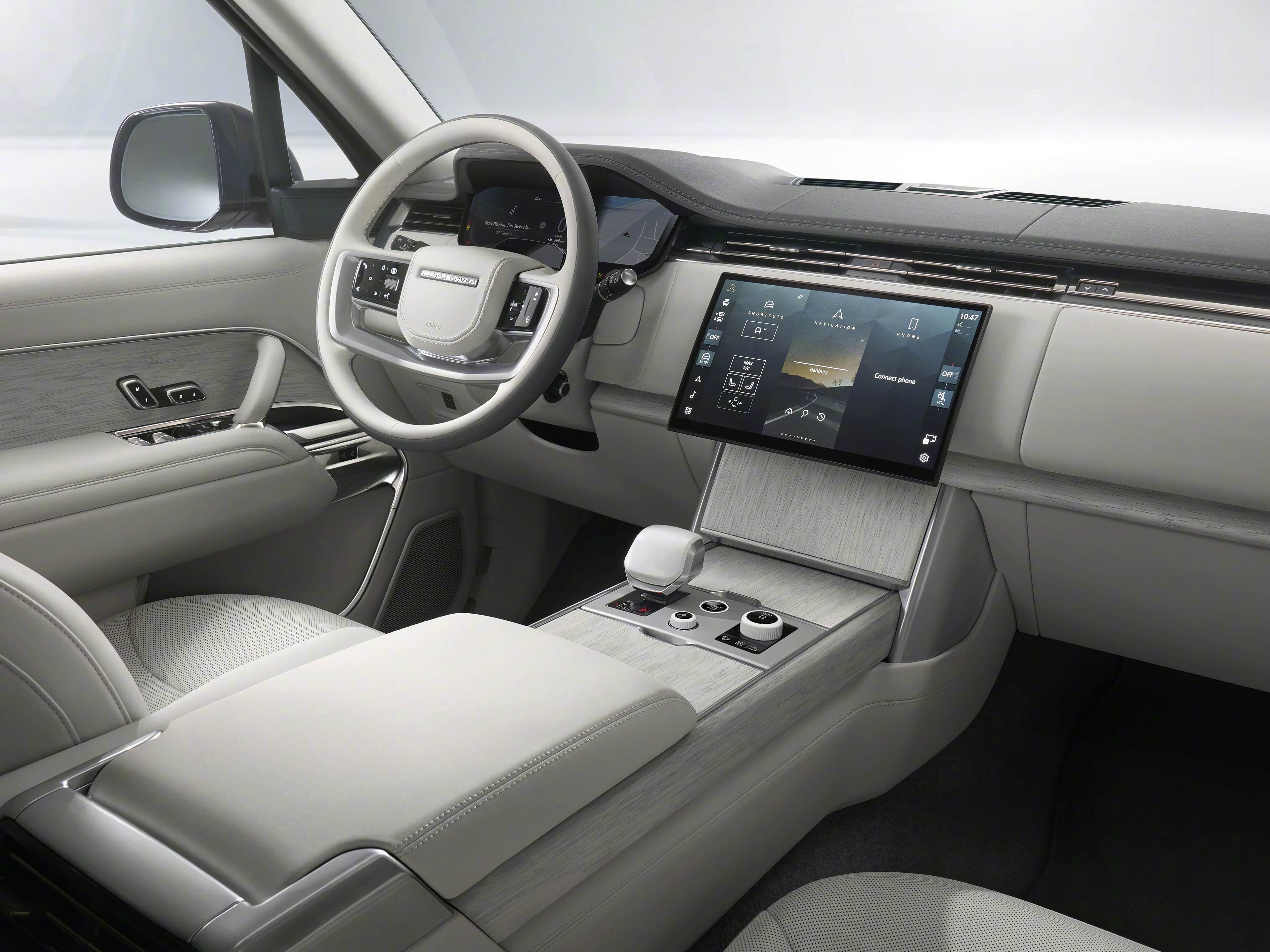揽胜SVUltra，路虎全新旗舰SUV。SVUltra专属车漆泰坦银，漆面含