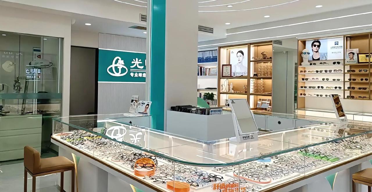 胖东来眼镜自选超市：人潮涌动背后的魅力密码周末，踏入胖东来眼镜自选超市，仿佛