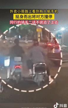 “防不胜防！”9月27日海南一外卖小哥过十字路口时，发现有名男子趁旁边女子不备，