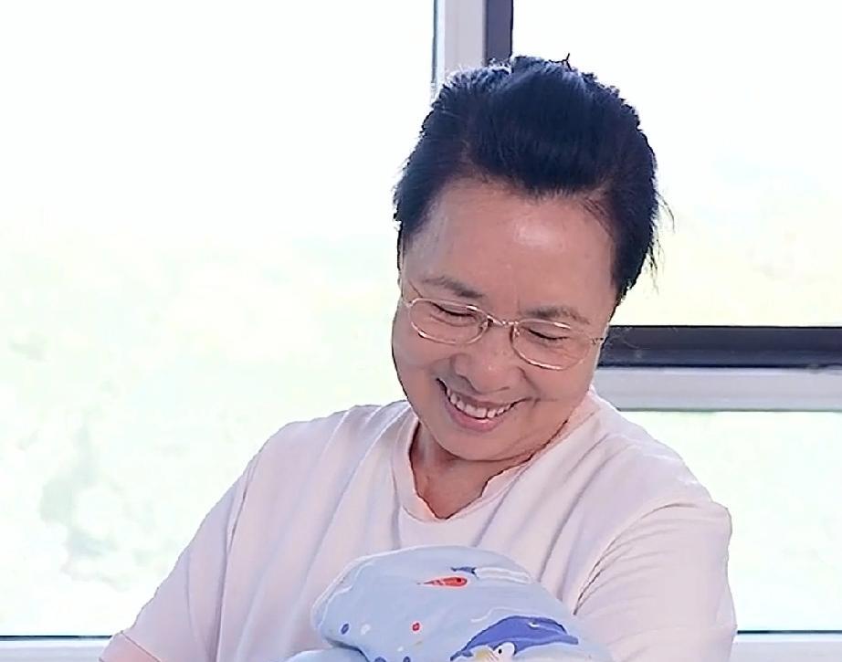 二胎还是男孩，一家人愁眉苦脸。我在医院看到一个不可思议的场景。一个妇女在生产，护