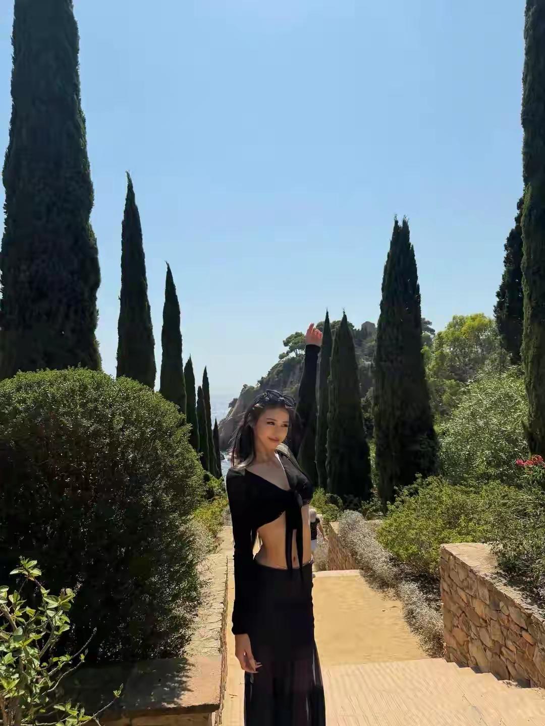 汪峰大女儿好性感漂亮啊最近她晒出海边度假照，一身黑色露脐套装搭配乌黑长发，大