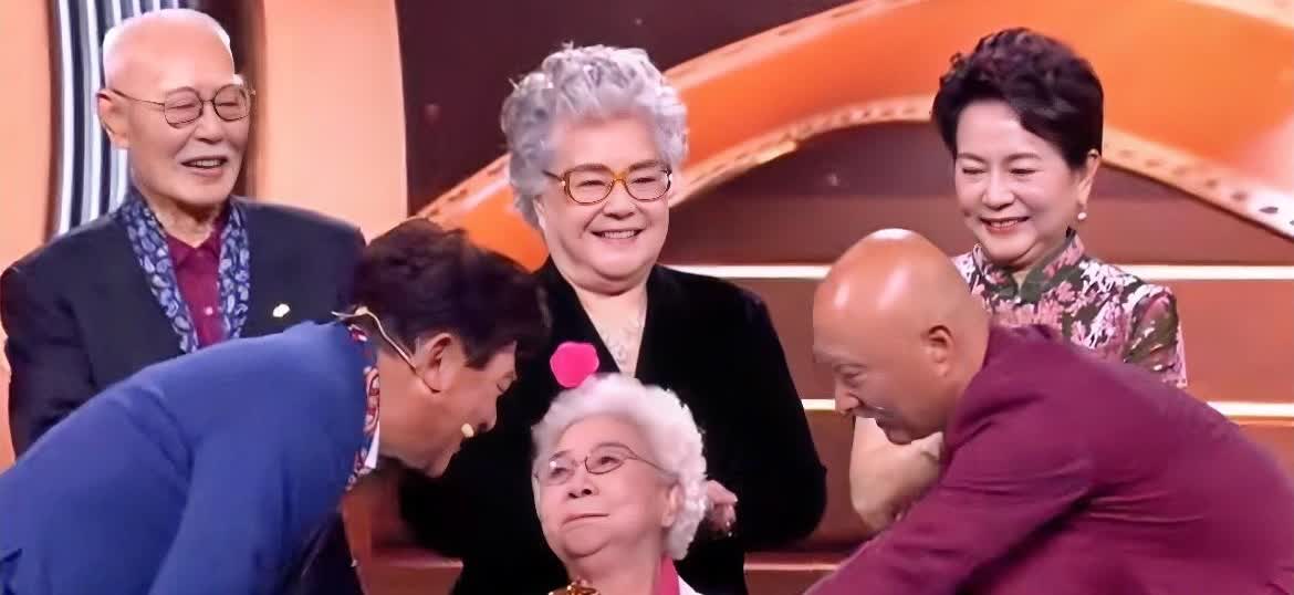 田华对陈佩斯说了一句“问爸爸好”，真的感动到了！她厉害的不是演技，而是“艺德”！