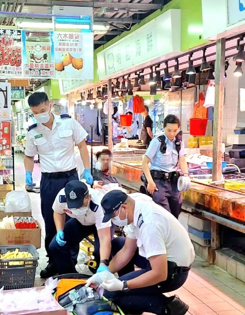 就在刚刚（27日）9时42分，香港沙田水泉澳邨街市，警方接报指一名男子持刀，斩伤