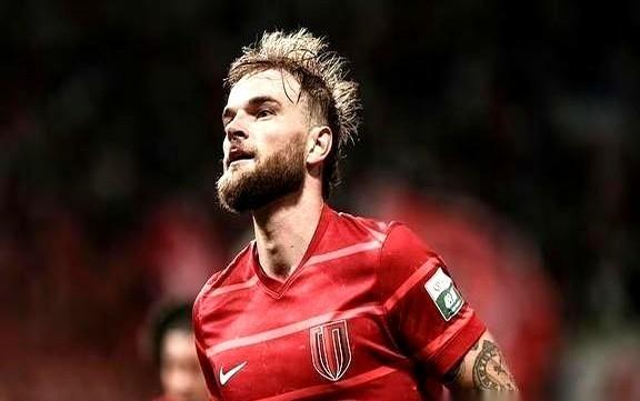 成都蓉城这边，后防大将莱切特好像出事了，球队集结号吹了三天，训练场上始终不见这位